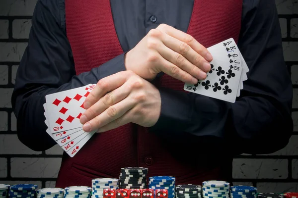 Крупье Держит Две Большие Комбинации Карт Игре Покер Фон Местом — стоковое фото