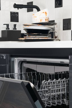 Bulaşık makinesinde yıkanmadan önce mutfak masasında kirli bulaşıklar.