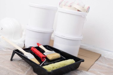 Boyama için boya malzemesi olan tepsi