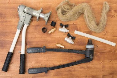 Tahta bir masanın üzerinde XLPE boru montaj aletleri var.