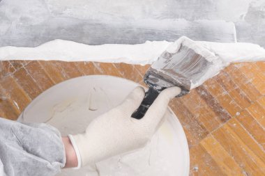 El, bir spatula için çözelti uygular bir kova, üst görünüm