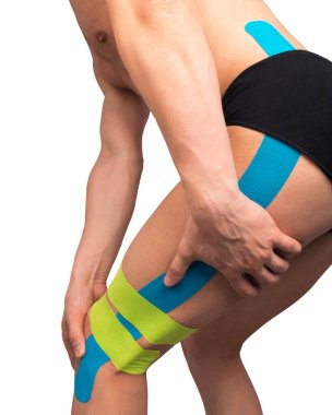 Acıyı azaltmak için bacağında bant şeritleri var.