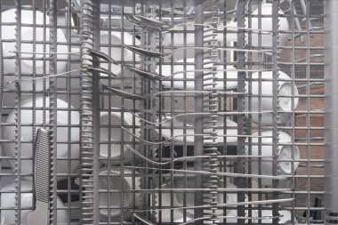 Küçük eşyalar için bulaşık makinesindeki çatal ve kaşıklar.