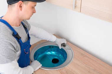 Mutfak derleyicisi lavaboyu tezgahın üstüne yerleştirir.