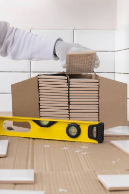 Efendinin eli kutudan bir taş alır.