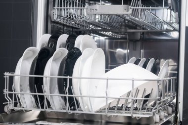 Bulaşık makinesindeki temiz bulaşıklar, siyah beyaz arkaplan