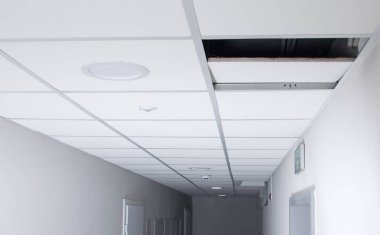 Uzun koridorda asılmış tavan plakası açık, yazıtlar için bir yer var.