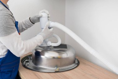 mutfak mobilyaları için lavabo sifonunun montajı