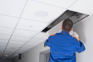 Usta, gizli kablolara ulaşmak için tavanı aç.