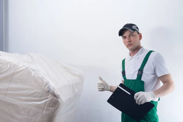 Homem Uniforme Trabalho Entregou Uma Grande Caixa Para Endereço Mostra — Fotografia de Stock