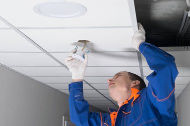 Otomatik aydınlatma için, profesyonel üniformalı işçiler için bir hareket sensörü kurulumu