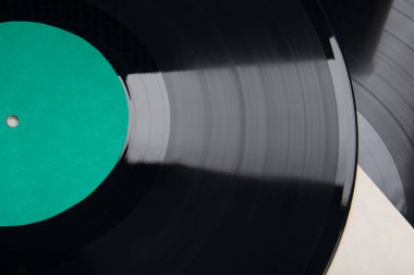 Yakın plan, retro vinil plaklar, üzerinde gri bir parıltı, yazıt için arka plan.