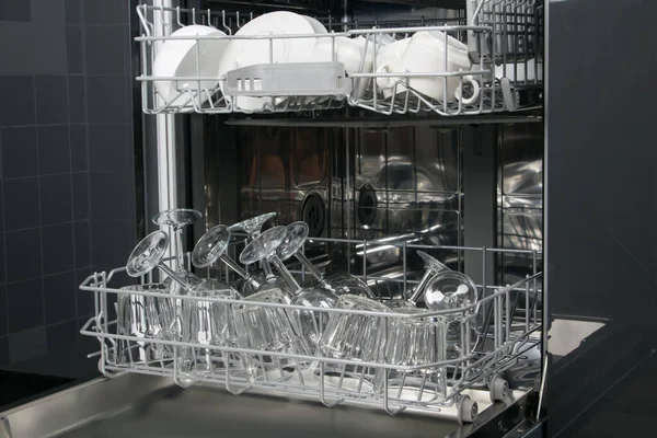 Offene Geschirrspülmaschine Mit Stufen Für Verschiedene Utensilien Groß Und Klein — Stockfoto
