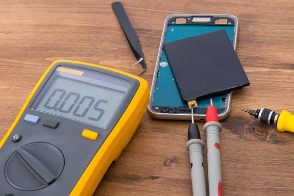 Una Mesa Madera Conjunto Artículos Para Reparar Teléfono Inteligente Probador —  Fotos de Stock