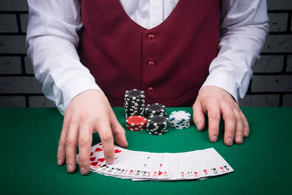 Nahaufnahme Eines Offenen Kartenspiels Das Halbkreis Auf Dem Tisch Angeordnet — Stockfoto