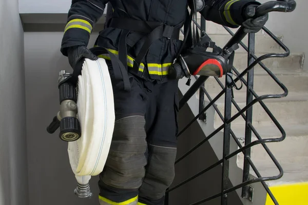 Close Dari Pemadam Kebakaran Memegang Peralatan Penanganan Air Laras Dan — Stok Foto