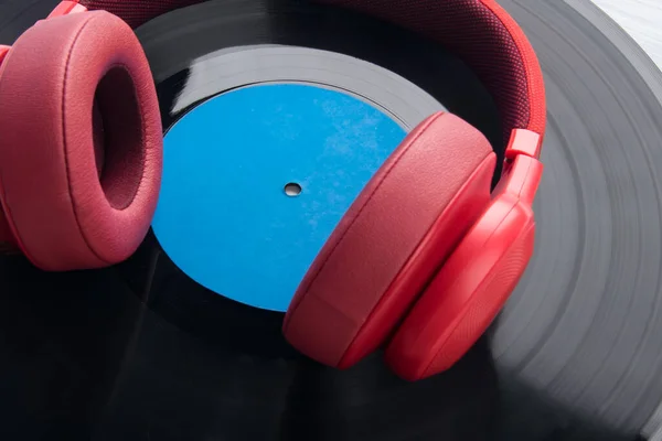 Piros Stúdió Fülhallgató Feküdt Háttérben Retro Vinyl Lemezek Közelkép — Stock Fotó