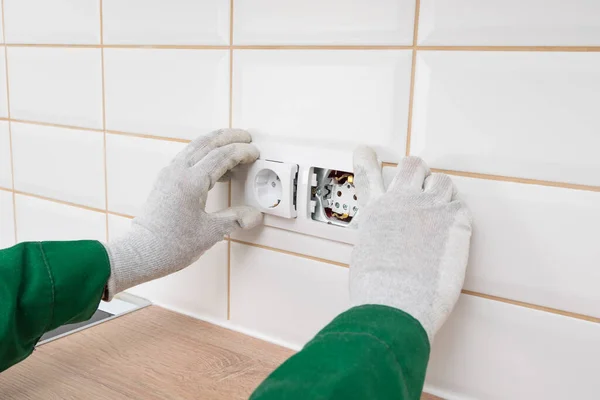 Handen Van Elektricien Installeer Het Stopcontact Keukenmuur Bekleed Met Keramische — Stockfoto