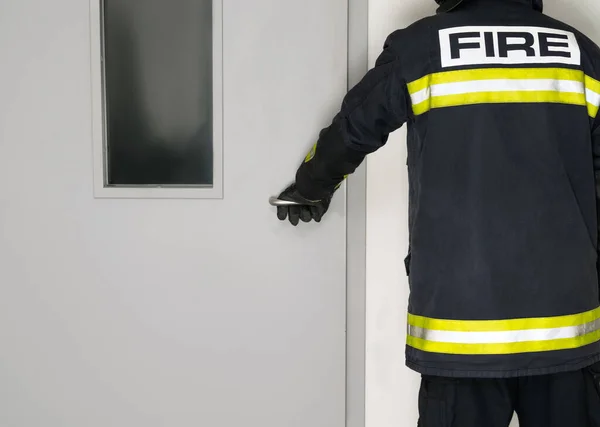 Homem Uniforme Bombeiro Abre Porta Vista Traseira — Fotografia de Stock