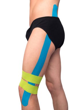 Tıbbi bantla yapıştırılmış bacak beyaza izole edilmiş, yan görüş.