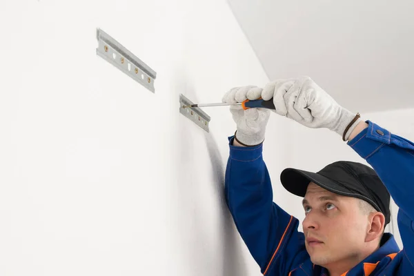 Trabajador Atornilla Sujetadores Una Pared Blanca Con Tornillos Autorroscantes Para — Foto de Stock