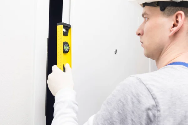 Trabajador Comprueba Nivel Puerta Delantera Vista Trasera Primer Plano —  Fotos de Stock