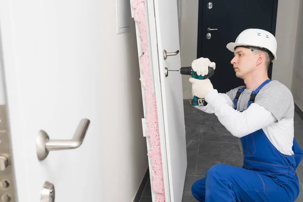 Trabajador Desmonta Cerradura Una Vieja Puerta Con Destornillador Eléctrico —  Fotos de Stock