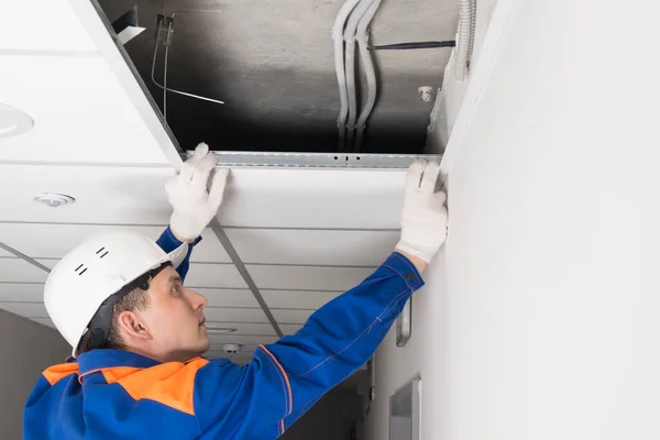 Trabajador Casco Termina Instalación Falso Techo Vista Lateral — Foto de Stock