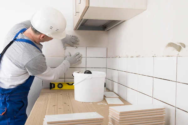 Werknemer Zet Tegels Muur Keuken Afwerking Van Het Werk Het — Stockfoto