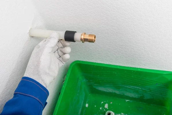 Een Werknemer Monteert Een Sanitair Van Xlpe Buizen Bovenaanzicht Close — Stockfoto