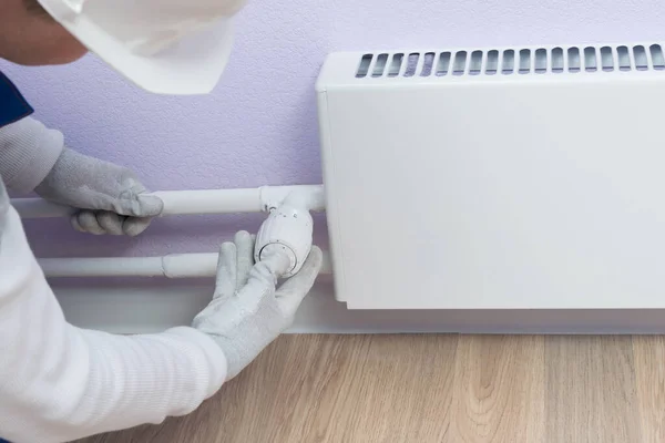 Meester Van Verwarming Aanpassing Stelt Temperatuur Sensor Het Appartement Close — Stockfoto