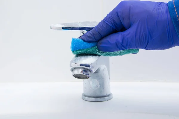 Temizlikçinin Eli Kirli Musluğu Temizlemek Deterjanla Sünger Banyoda — Stok fotoğraf