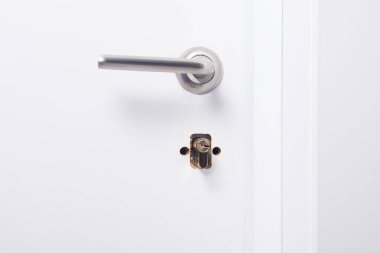 Kırık ön kapı kilidi ve kolu, yakın plan.