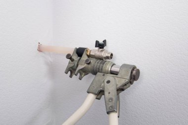 Kilitleme bağlantısının kurulumuna yakın çekim, geçişi onarmak için plastik bir boru.