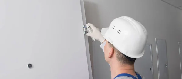 Homem Uniforme Trabalho Mancha Dobradiças Porta Frente Graxa Cilindro Lugar — Fotografia de Stock