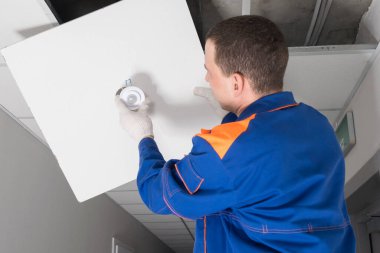 Usta sahte tavandaki aydınlatmayı ayarlar.