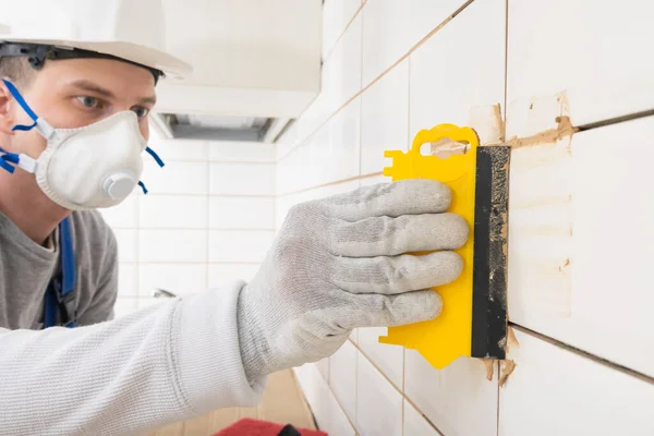 Maestro Strofinando Cuciture Sulle Piastrelle Bianche Posate Sulla Parete Lavori — Foto Stock