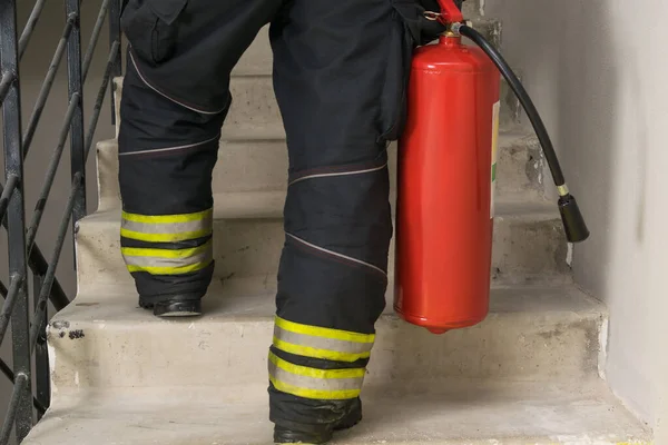 Bombeiro Sobe Escadas Carrega Extintor Vermelho — Fotografia de Stock