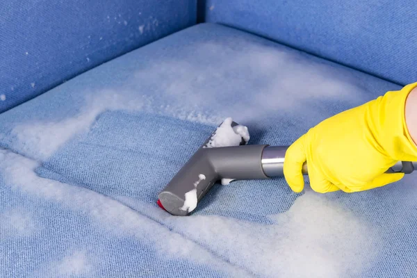 Eine Staubsaugerbürste Entfernt Das Reinigungsmittel Von Der Oberfläche Von Polstermöbeln — Stockfoto
