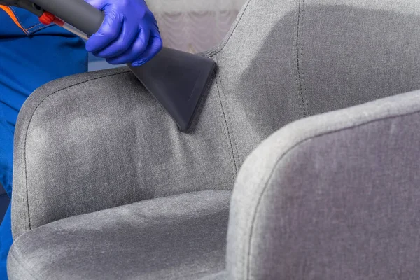 Уборщик Очищает Офисное Кресло Стиральным Пылесосом — стоковое фото