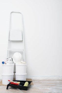 Odadaki duvarların rengini değiştirmek için ayarlandı