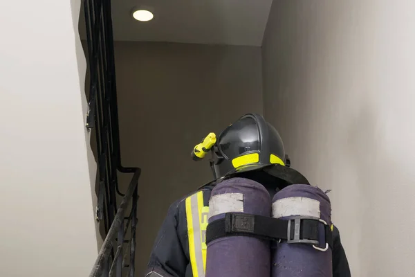 头盔和压缩空气设备中的消防员 后视镜 — 图库照片