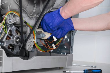 Çamaşır makinesi mekanizmalarının yeni kontrol ünitesinin ana teminat altında kurulumuna yakın çekim