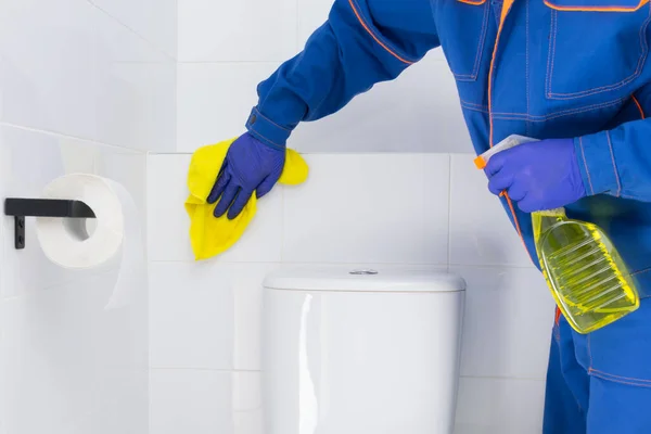 Desinfektion Von Oberflächen Toilettenraum Durch Den Reinigungsdienst Nahaufnahme — Stockfoto