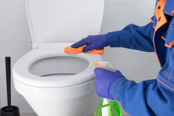 Trattamento Del Bordo Della Toilette Con Detergente Speciale Parte Impresa — Foto Stock