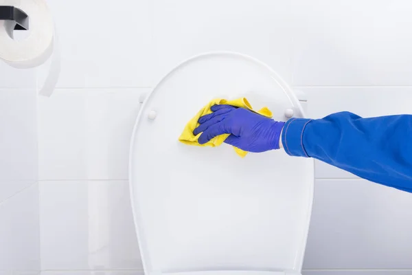 Limpeza Molhada Banheiro Pano Amarelo Mão Uma Luva Protetora — Fotografia de Stock