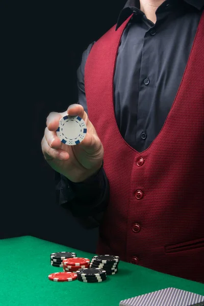 Nahaufnahme Einer Hand Mit Einem Casino Chip Auf Dunklem Hintergrund — Stockfoto