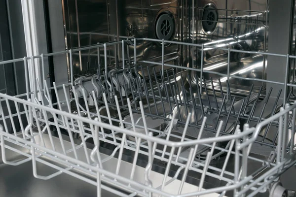 Mutfak Aletleri Için Boş Ağları Olan Bir Bulaşık Makinesinin Içine — Stok fotoğraf