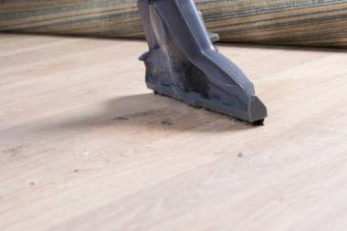 Yakın plan, elektrikli süpürge ile temizlik toz, kum ve kir ile kaplanmış bir lamba, yazıtlar için bir yer var.