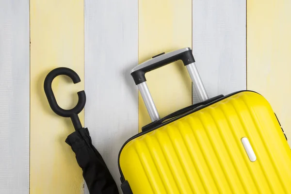 Sárga Bőrönd Csíkos Háttér Fekete Esernyő Van Egy Hely Felirat — Stock Fotó